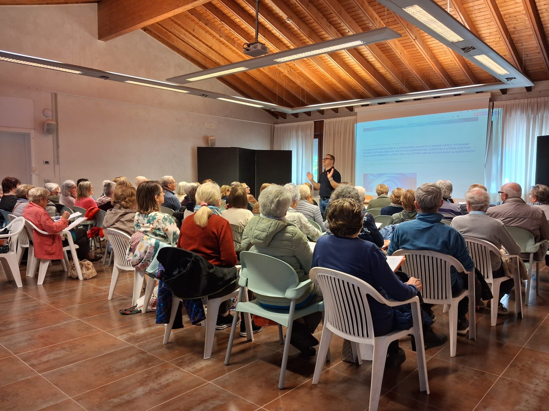 Aula affollata durante una lezione della Scuola di Memoria Attiva® a Trebaseleghe