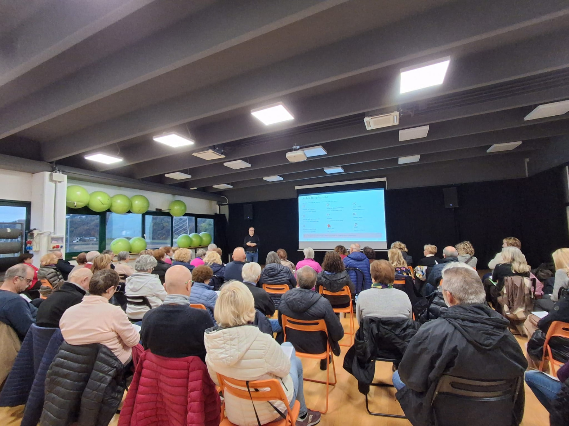 Aula piena di partecipanti durante una lezione della Scuola di Memoria Attiva® a Vicenza