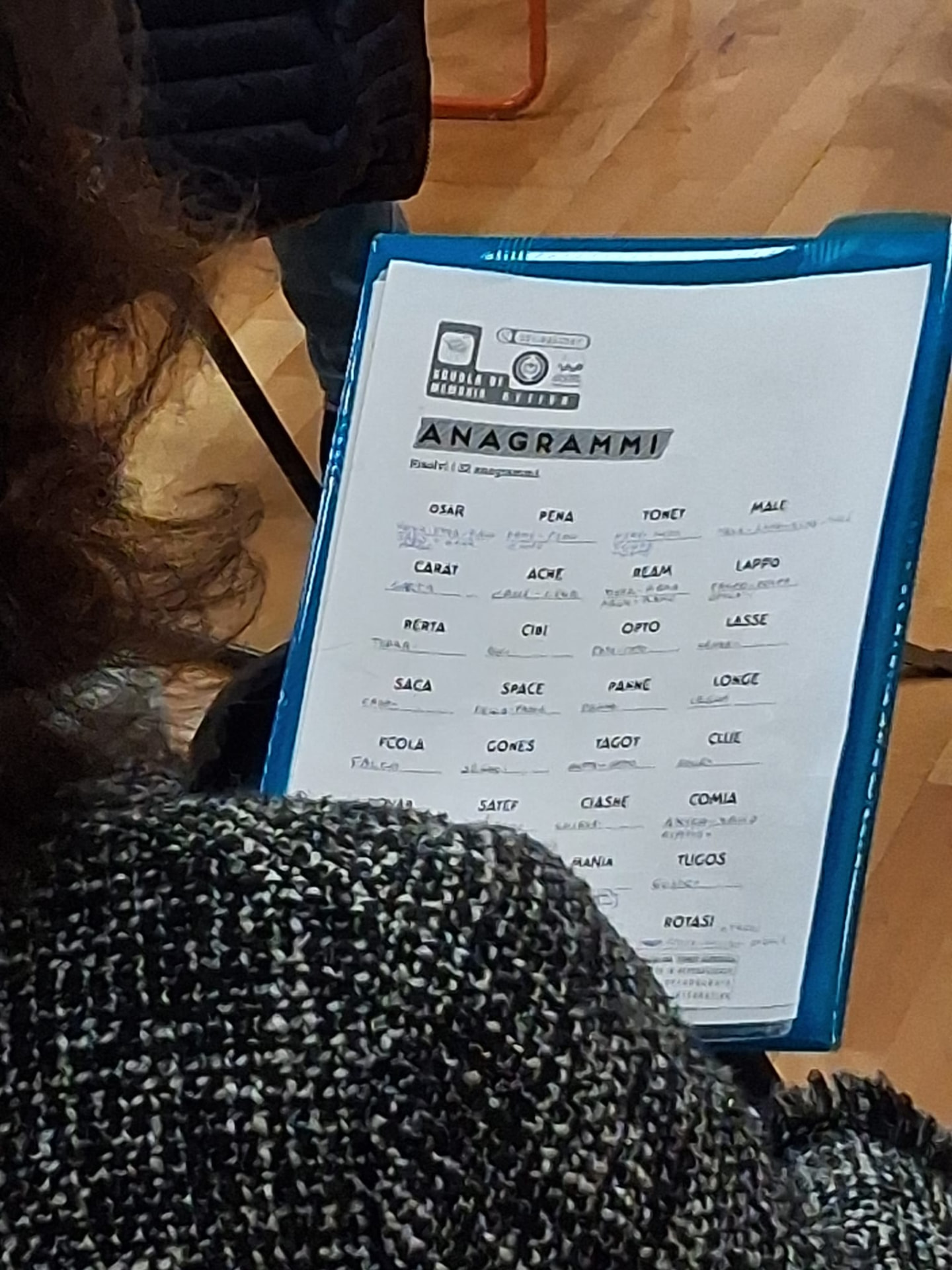 Una partecipante completa la scheda di esercizi sugli anagrammi durante la lezione