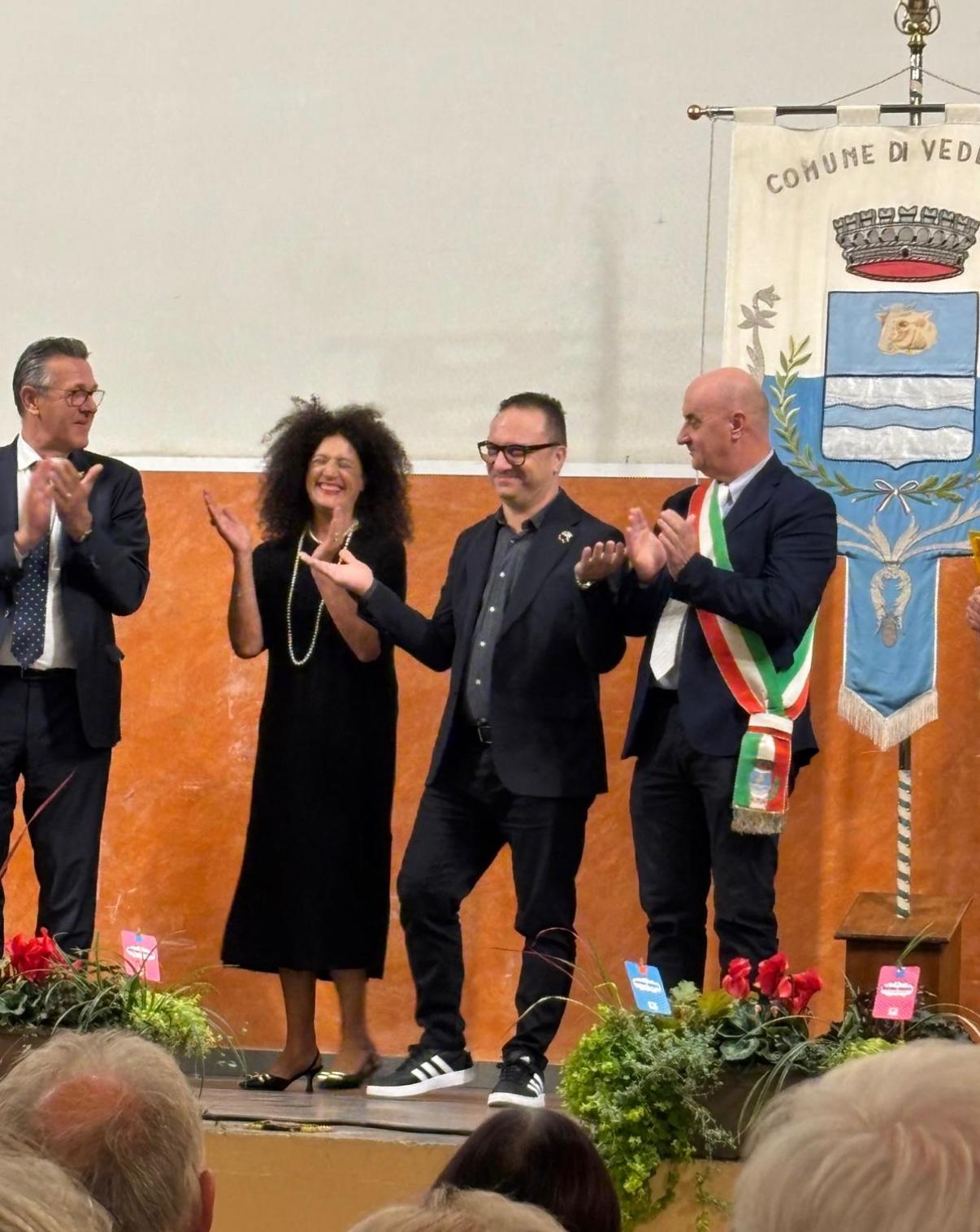 Premiazione del Dott. Prof. Marco Monda sul palco con il Sindaco e l'Amministrazione del Comune di Vedelago