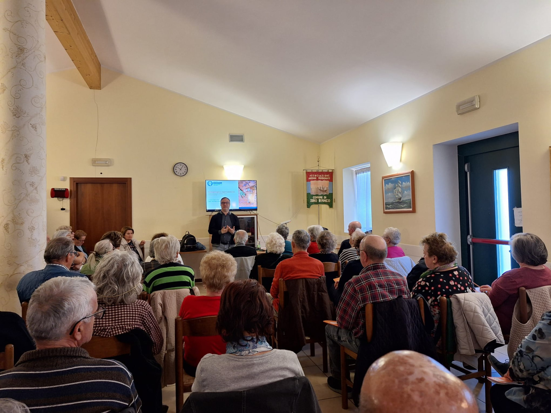 Incontro divulgativo della Scuola di Memoria Attiva® con i partecipanti in sala