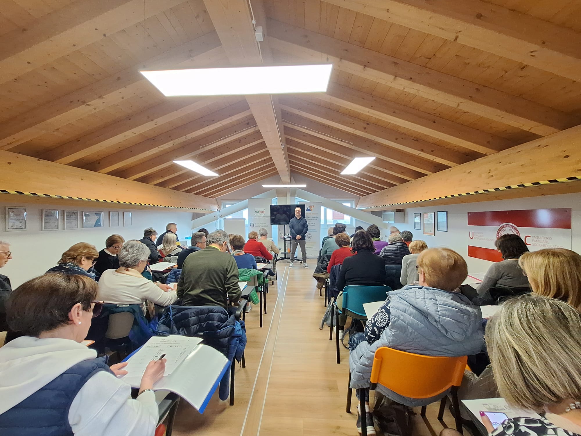 Aula della Scuola di Memoria Attiva® a Vedelago durante una lezione con il Direttore Scientifico